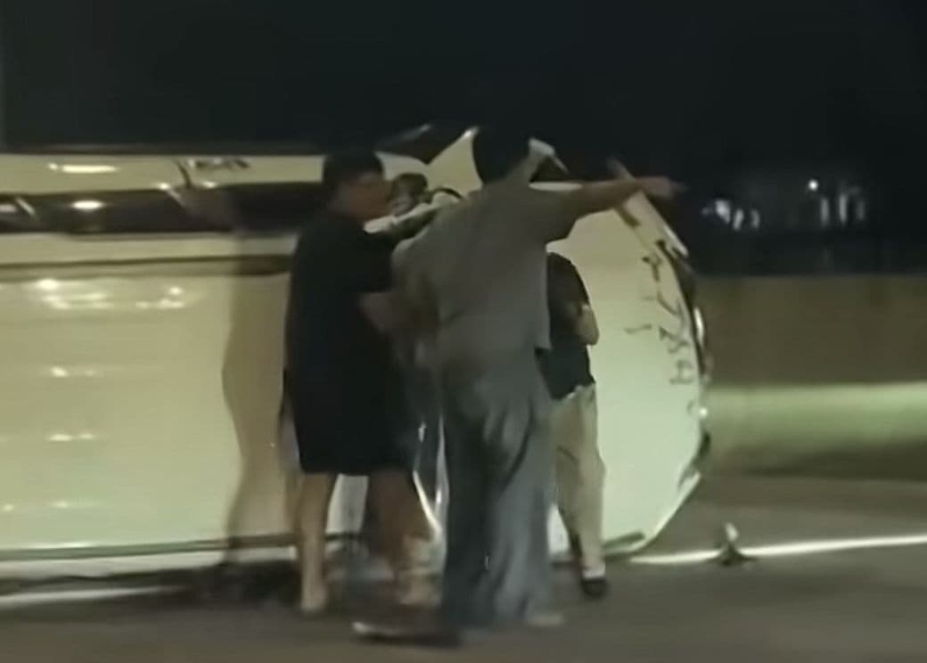 Ngebut Berujung Terguling di Tol Desari, Pengemudi Fortuner Janji Ganti Rugi Kerusakan Agya