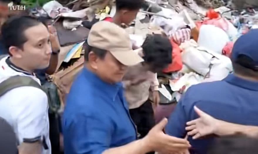 Prabowo Mendadak Blusukan ke Bantaran Rel Pasar Senen, Warga Kaget Diberi Janji Rusun