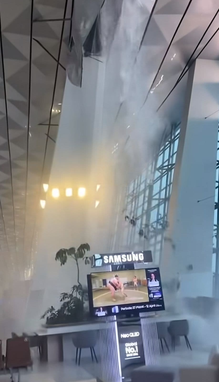 Atap Terminal 3 Bandara Soekarno-Hatta Jebol, Petugas Respons Cepat Bersihkan Lokasi