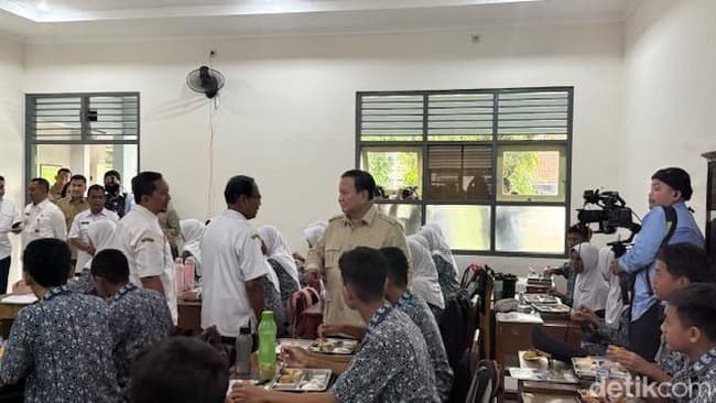 Presiden Prabowo Tinjau Hasil Revitalisasi SMAN 1 Cilacap, Dorong Siswa Siap Hadapi Era Teknologi