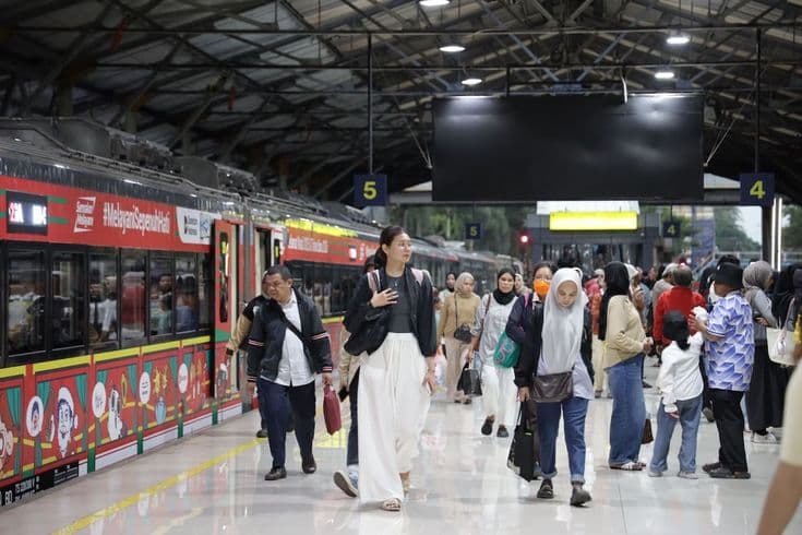 Sebanyak 155,8 Juta Penumpang Nikmati Layanan Kereta Bersubsidi Sepanjang Awal 2026