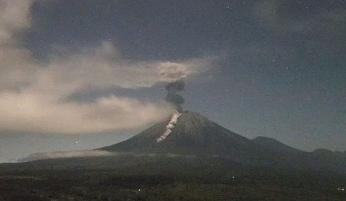 Gunung Semeru Mengamuk Beruntun, Semburkan Asap 1.000 Meter dan Awan Panas